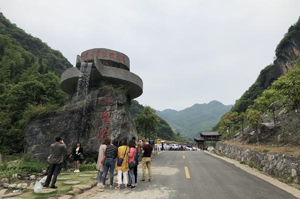 水磨沟:五一小长假掀起旅.