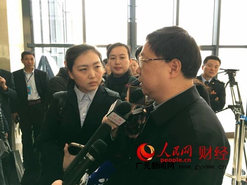国土资源部不动产登记局局长王广华现场接受记者采访。